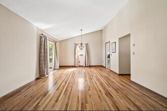 1293 New Britain Ave in West Hartford, CT - Building Photo - Building Photo