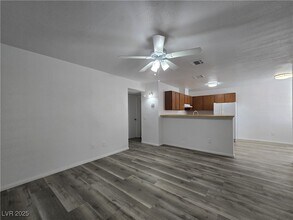 2742 Alicialynn Way, Unit A in Las Vegas, NV - Building Photo - Building Photo