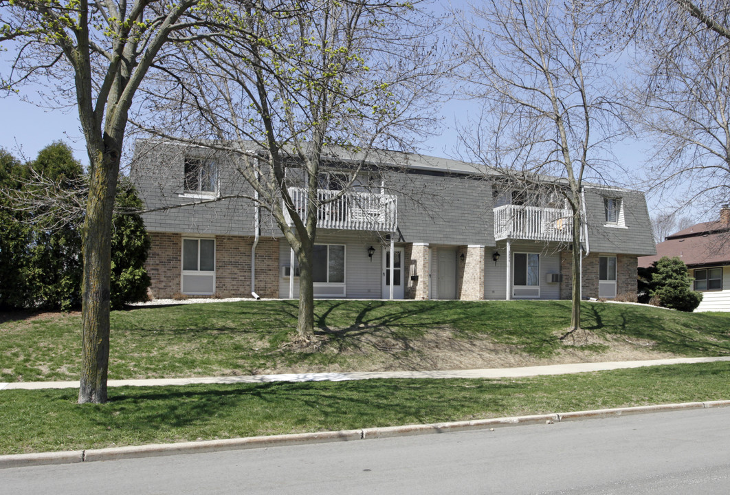 South Shore Point in St. Francis, WI - Foto de edificio