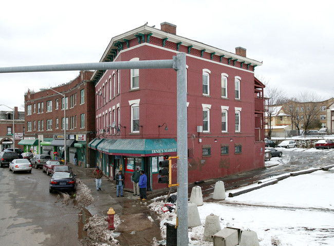 236-244 Albany Ave in Hartford, CT - Foto de edificio - Building Photo