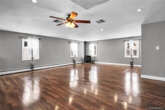 11 Onyx Dr in Stony Brook, NY - Foto de edificio - Building Photo