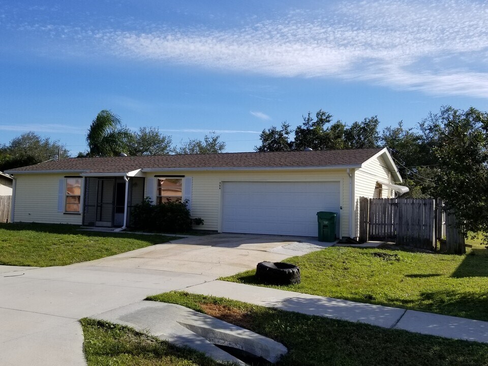 566 NW Marion Ave in Port St. Lucie, FL - Building Photo