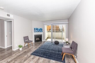 Enclave at Town Square in Chino, CA - Foto de edificio - Building Photo