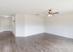 6230 Lake Victoria St in San Antonio, TX - Foto de edificio - Building Photo