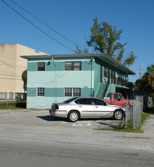 925 NW 69th St in Miami, FL - Building Photo - Building Photo