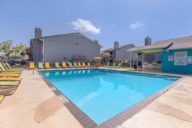 Villas de la Plaza in Austin, TX - Foto de edificio - Building Photo