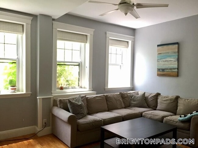 2001 Commonwealth Ave in Boston, MA - Building Photo - Building Photo