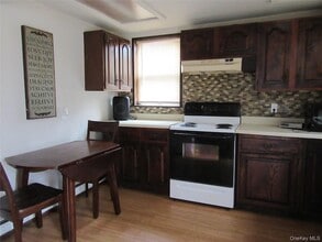 24 Cromwell Hill Rd in Monroe, NY - Foto de edificio - Building Photo