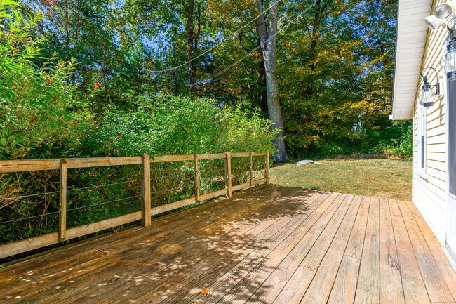 83 Picketts Ridge Rd in Redding, CT - Building Photo - Building Photo
