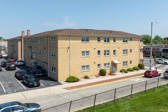 Coachlight Courts in Forest Park, IL - Building Photo - Building Photo