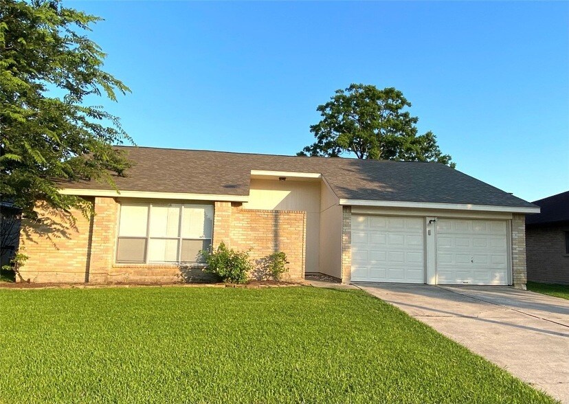 2531 Bisontine St in Friendswood, TX - Foto de edificio