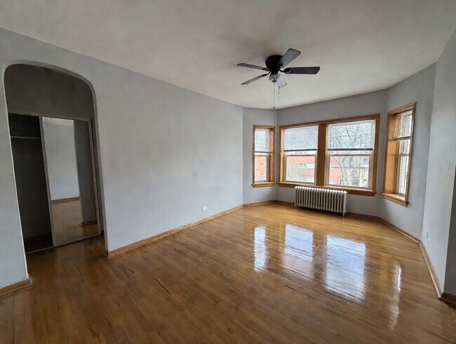 6956 N Ashland Ave, Unit 302 in Chicago, IL - Building Photo - Building Photo