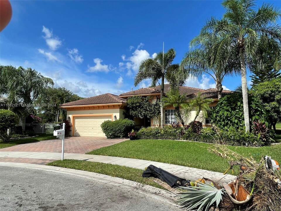 19321 SW 69th St in Fort Lauderdale, FL - Building Photo