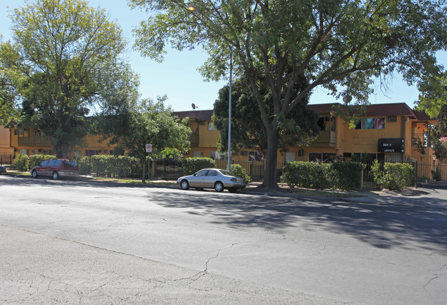 204 E Bianchi Rd in Stockton, CA - Foto de edificio - Building Photo