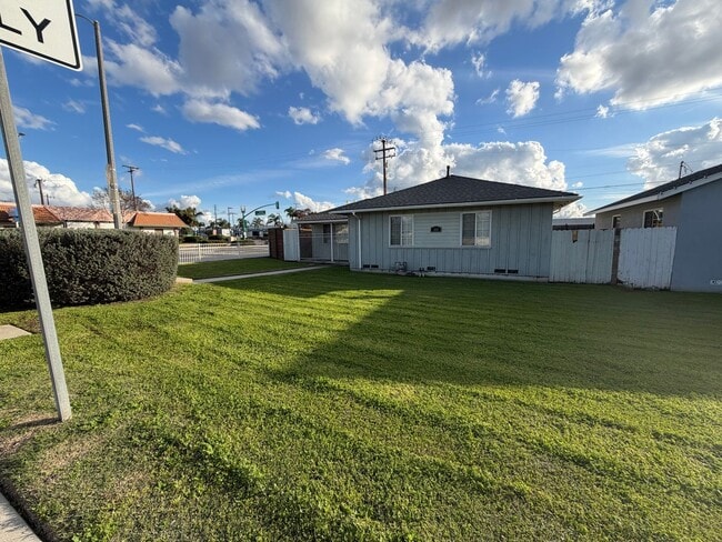 property at 104 W Edna Pl