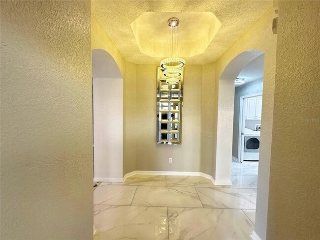 1326 Emerald Dunes Dr in Sun City Center, FL - Foto de edificio - Building Photo
