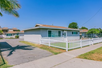 3-unit complex in Buena Park, CA - Building Photo - Building Photo