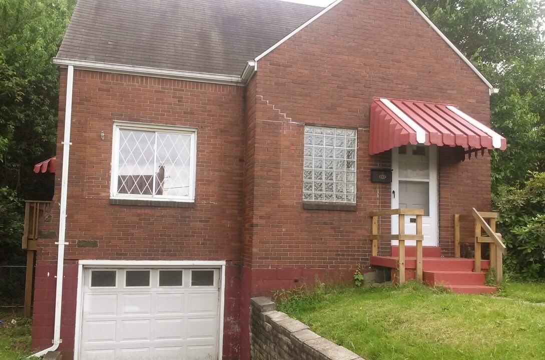 405 Commonwealth Ave in Duquesne, PA - Foto de edificio