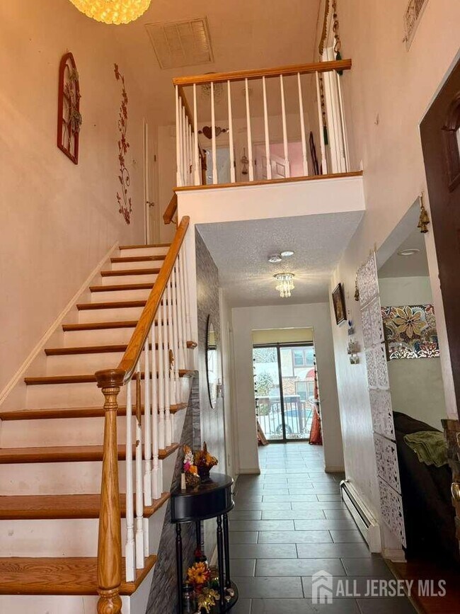 10 Nutmeg Ct in Edison, NJ - Building Photo - Building Photo