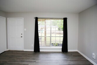 16 Waterfront Dr in North Little Rock, AR - Foto de edificio - Building Photo