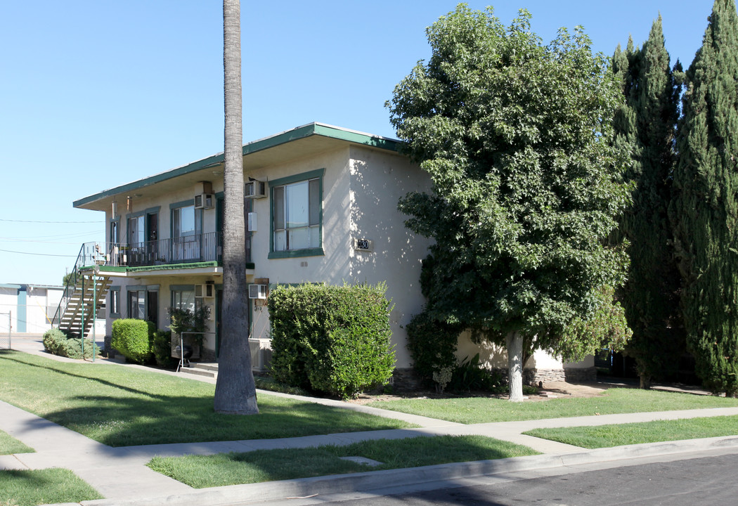 530-550 S Richmond Ave in Hanford, CA - Building Photo