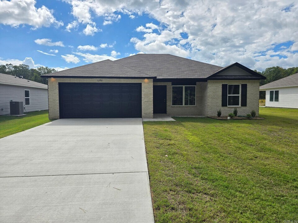 1296 Maple St in Haskell, AR - Building Photo