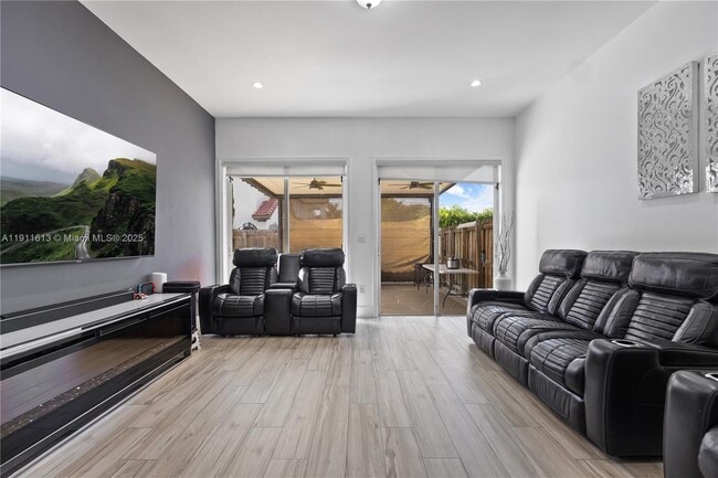 8218 SW 163rd Pl in Miami, FL - Foto de edificio - Building Photo