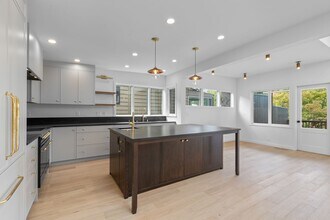 3527 43rd Ave W in Seattle, WA - Building Photo - Building Photo