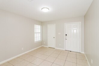 4906 S Cancun in Houston, TX - Foto de edificio - Building Photo
