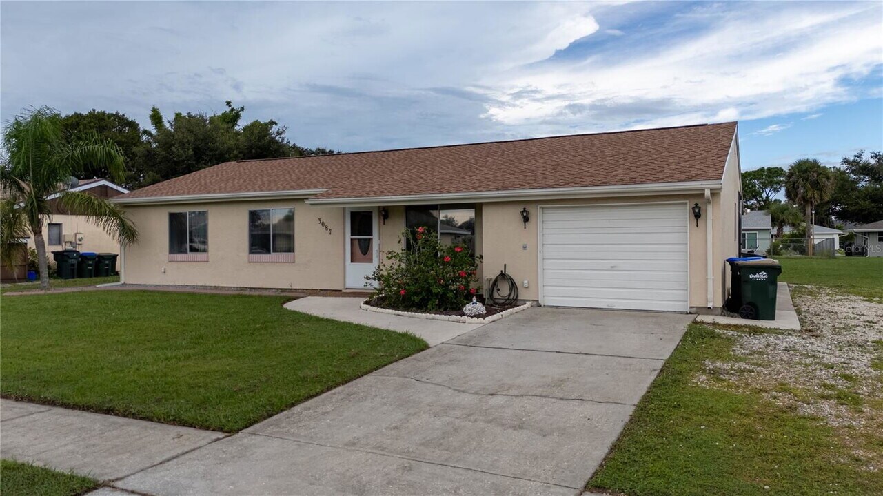 3087 Idlewood St in North Port, FL - Foto de edificio