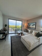 999 SW 6th St, Unit 811 in Miami, FL - Foto de edificio - Building Photo