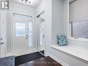 325 Trudeau Dr in Milton, ON - Building Photo - Building Photo