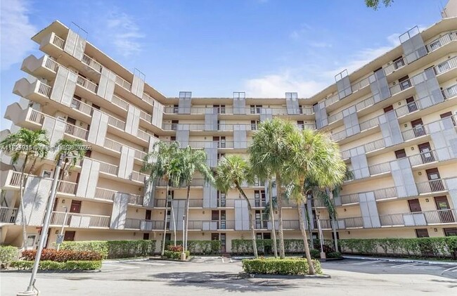 3101 N Country Club Dr in Aventura, FL - Building Photo - Building Photo