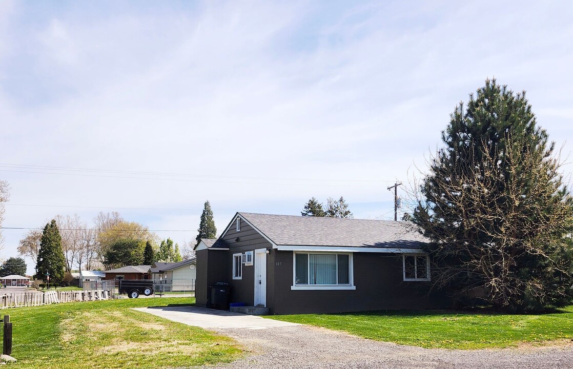 107-109 S Harrison St in Kennewick, WA - Foto de edificio