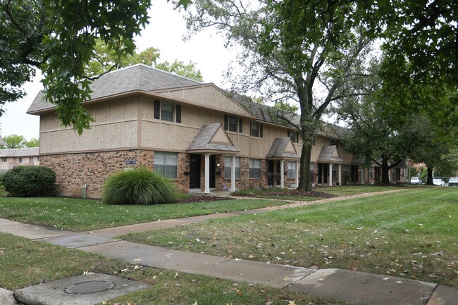 The Groves Apartments and Townhomes in Florissant, MO - Foto de edificio - Building Photo
