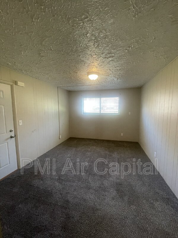 1706 S Fern St in Wichita, KS - Foto de edificio - Building Photo
