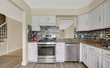 32 Oliver Ct in Freehold, NJ - Building Photo - Building Photo