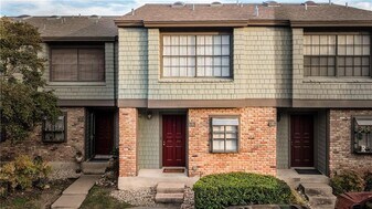 7122 Wood Hollow Dr in Austin, TX - Building Photo