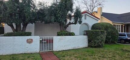 3304 N Mountain View Ave in San Bernardino, CA - Foto de edificio - Building Photo