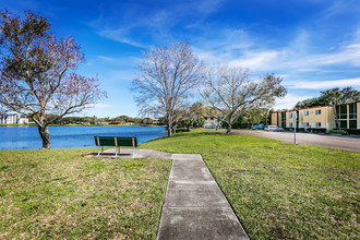 Lakeside in St. Petersburg, FL - Building Photo - Building Photo