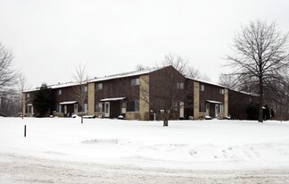 1140-1150 Cresent Dr in Louisville, OH - Building Photo