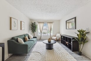 Aspen Pointe in Roswell, GA - Building Photo