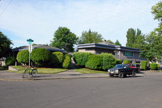 1926-1932 SE Ash St in Portland, OR - Building Photo - Building Photo