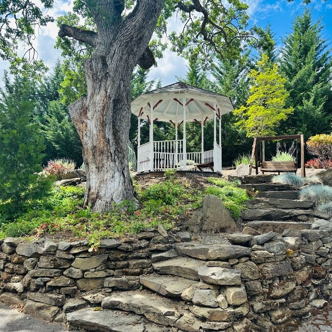 114 McCully Ln in Jacksonville, OR - Building Photo - Building Photo