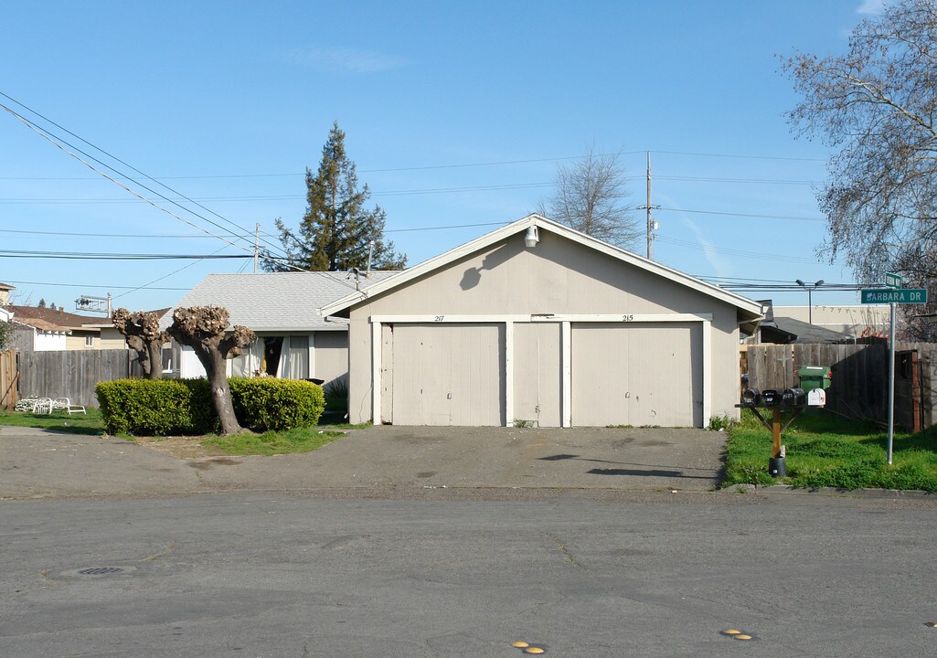 215-221 Barbara Dr in Santa Rosa, CA - Building Photo