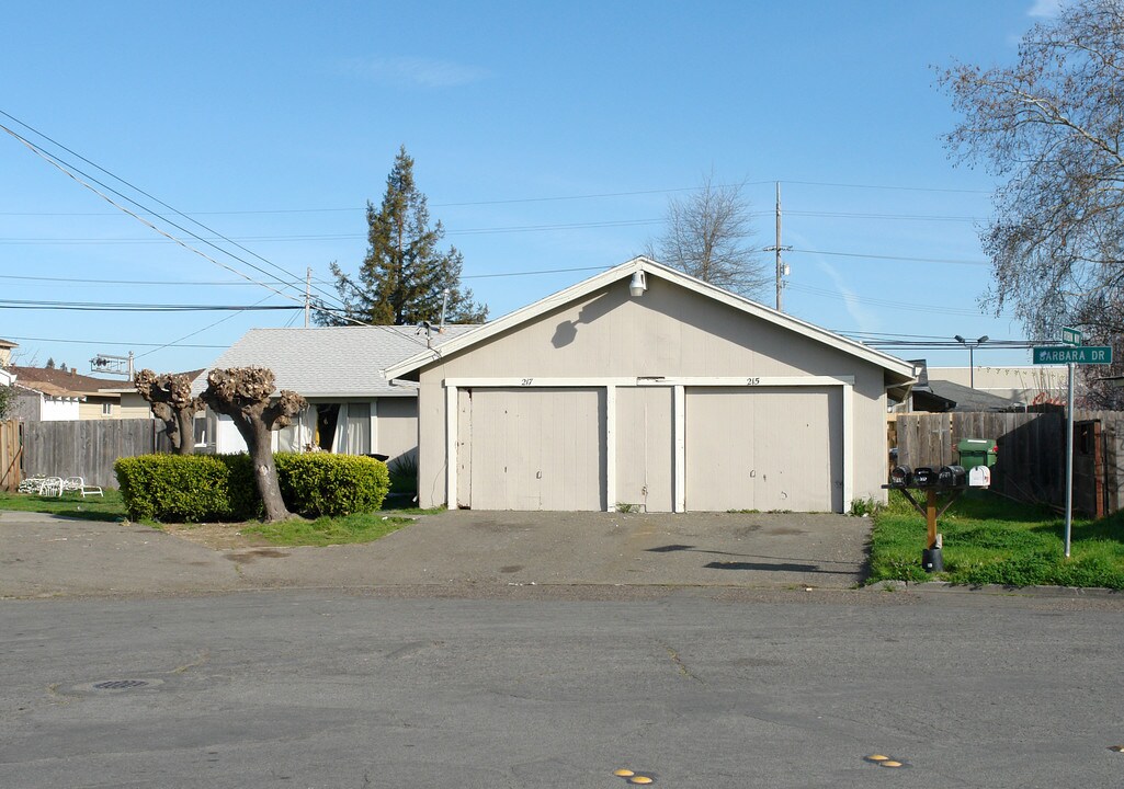 215-221 Barbara Dr in Santa Rosa, CA - Foto de edificio