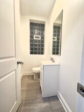 908 W Montrose Ave, Unit 906-2 in Chicago, IL - Foto de edificio - Building Photo