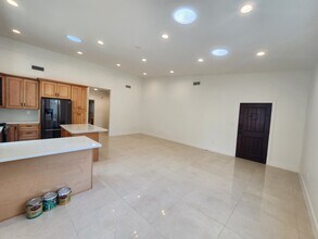 10528 Tuxford St, Unit 10530 in Sun Valley, CA - Foto de edificio - Building Photo