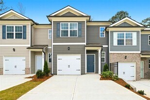 5961 Skylar Dr in Atlanta, GA - Building Photo