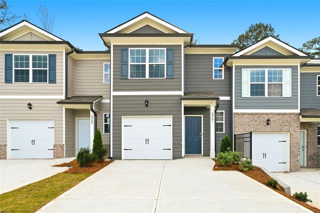 5961 Skylar Dr in Atlanta, GA - Building Photo